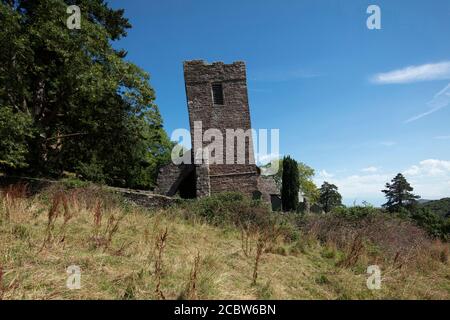 Cwmyoy, Monboccuthshire, Galles, 7 agosto 2020, la Chiesa di San Martino con la sua famosa torre pendente Foto Stock