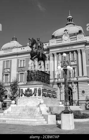 Belgrado / Serbia - 8 agosto 2020: La statua del principe Mihailo Obrenovic e il Museo Nazionale della Serbia in Piazza della Repubblica a Belgrado, Serbia Foto Stock