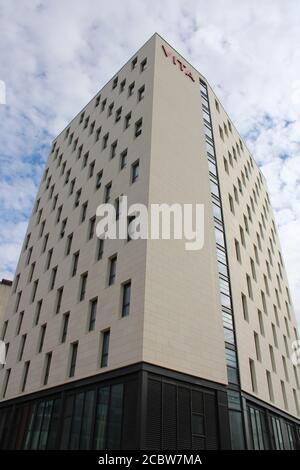 LEEDS, WEST YORKSHIRE / UK - 30 LUGLIO 2020: Grattacielo vita nel centro di leeds West yorkshire Foto Stock