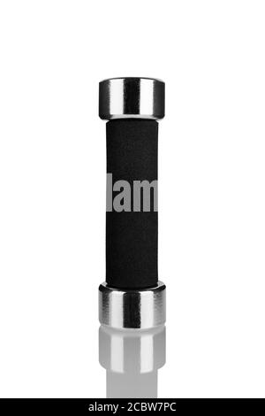 Un manubri su sfondo bianco con closeup isolato a riflessione, singolo barbell in metallo con braccio nero, attrezzature sportive di sollevamento, fitness bar-campana Foto Stock