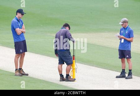 HOVE, Regno Unito, 15 AGOSTO: Groundsman che controlla il wicket durante il primo giorno del Bob Willis Trophy Southern Group tra Sussex CCC e Essex CCC Foto Stock