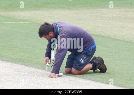 HOVE, Regno Unito, 15 AGOSTO: Groundsman che controlla il wicket durante il primo giorno del Bob Willis Trophy Southern Group tra Sussex CCC e Essex CCC Foto Stock