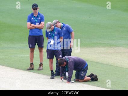 HOVE, Regno Unito, 15 AGOSTO: Groundsman che controlla il wicket durante il primo giorno del Bob Willis Trophy Southern Group tra Sussex CCC e Essex CCC Foto Stock