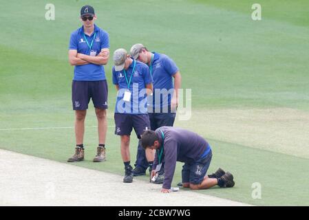 HOVE, Regno Unito, 15 AGOSTO: Groundsman che controlla il wicket durante il primo giorno del Bob Willis Trophy Southern Group tra Sussex CCC e Essex CCC Foto Stock