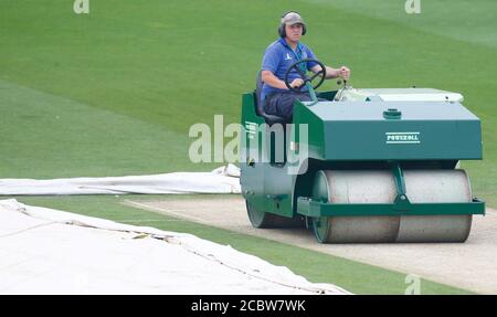HOVE, Regno Unito, 15 AGOSTO: Groundsman utilizzando il rullo sul wicket durante il giorno uno del Bob Willis Trophy Southern Group tra Sussex CCC e E. Foto Stock