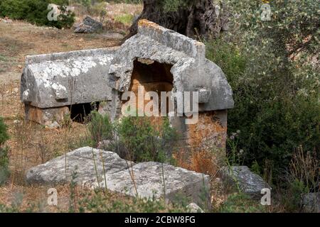 Le rovine delle tombe licane nell'antica città di Simena. L'area, oggi conosciuta come Kalekoy in Turchia, è situata sul Mar Mediterraneo. Foto Stock
