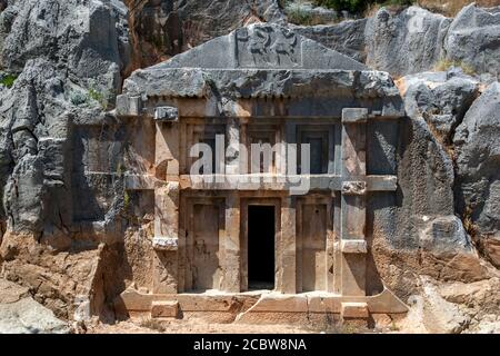 L'incredibile maestria artigianale esposta in una tomba di pietra licana tagliata nell'antico sito di Myra a Demre in Turchia, che risale al II secolo a.C. Foto Stock