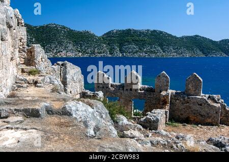 La vista dalla cima della fortezza crociata nell'antica Simena che domina la costa mediterranea. La fortezza si trova sopra Kalekoy in Turchia. Foto Stock