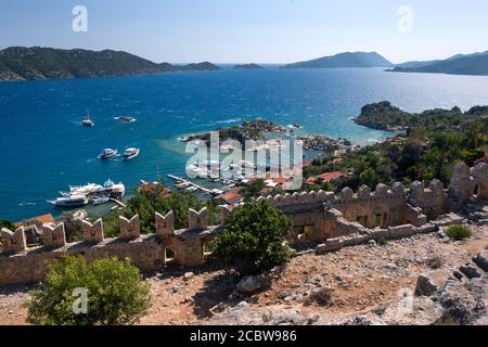 La vista dalla cima della fortezza crociata all'antica Simena che domina la costa turca del Mediterraneo ai giorni nostri Kalekoy. Foto Stock