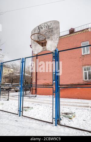 Un campo da pallacanestro all'aperto coperto di neve, Irkutsk, Russia Foto Stock