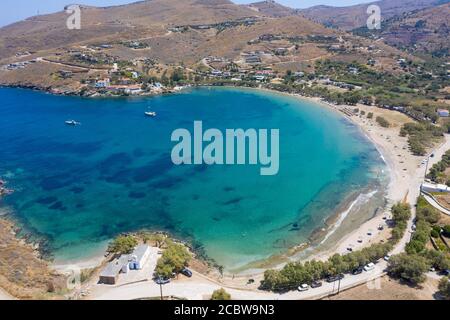 Isola di Kea Tzia, Cicladi, Grecia. Veduta aerea del drone della baia di Otzias una giornata di sole d'estate Foto Stock
