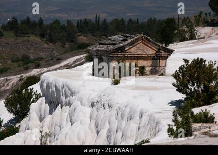 Una tomba nella necropoli (cimitero) della città antica Di Hierapolis a Pamukkale in Turchia, che è stato ingolfato Vicino ai travertini (Castello di cotone) Foto Stock