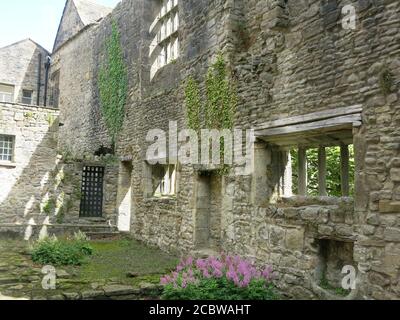 Le rimanenti mura e la struttura in pietra dell'abbazia di Whalley, da quando fu un monastero cistercense consacrato per la prima volta nel 1306; Clitheroe, Lancashire Foto Stock