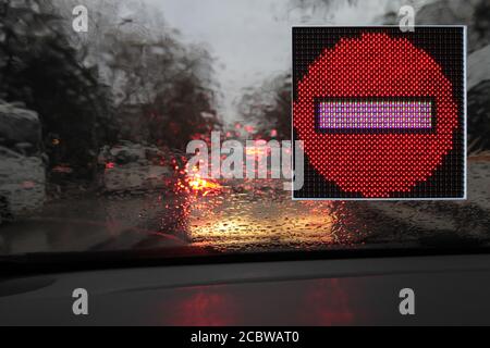 Cartelli di segnalazione del traffico e di guida colorati realizzati con luci a LED. Un senso, non girare u, non girare a sinistra, non Gira a destra. Foto Stock