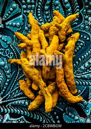 Radici curcuma secche intere Foto Stock