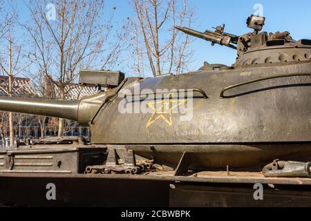 Tianjin / Cina - 14 febbraio 2016: Tipo 69 Jinmen Gani Tank, ex principale carro armato di battaglia dell'esercito cinese, in mostra a Tianjin Antica Cultura Via G. Foto Stock