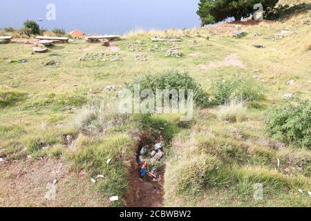 Immondizia accumulata sulla strada per il Monte Calvario), un luogo religioso e punto di vista della città di Copacabana e del lago Titicaca, in Bolivia. Foto Stock