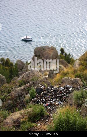 I rifiuti bruciati si accumularono sulla strada per il Monte Calvario (Calvario), un luogo religioso e punto di vista della città di Copacabana e del lago Titicaca, Bolivia. Foto Stock