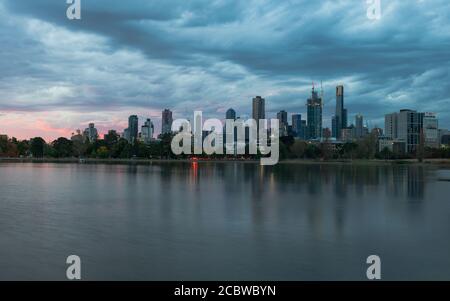 Tramonto a Moody Melbourne sul lago Albert Park Foto Stock