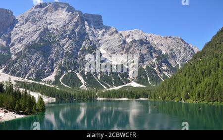 Nella parte alta del Lago di Braies, il grande massiccio della Croda del Becco è uno sfondo naturale della valle Foto Stock