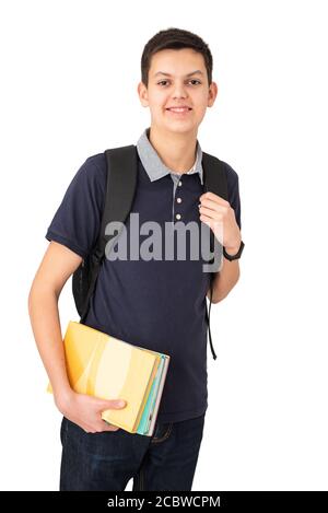 Ritratto di sorridente studente adolescente con zaino che tiene i libri isolati su bianco. Un adolescente sicuro e amichevole vestito con polo blu scuro