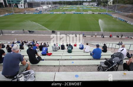 Gelsenkirchen, Germania. 15 agosto 2020. Firo: 15.08.2020, Calcio: Calcio: 1° campionato Bundesliga 2020/21 FC Schalke 04 - SC VERL. Spettatori m, tifosi con distanza in Corona Times, concetto di igiene, punto blu, distanza, parco stadio, tifosi | utilizzo in tutto il mondo Credit: dpa / Alamy Live News Foto Stock