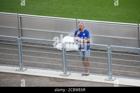 Gelsenkirchen, Germania. 15 agosto 2020. Firo: 15.08.2020, Calcio: Calcio: 1° campionato Bundesliga 2020/21 FC Schalke 04 - SC VERL. Stadio annunciatore Dirk Oberschulte-Beckmann, | Usage worldwide Credit: dpa/Alamy Live News Foto Stock