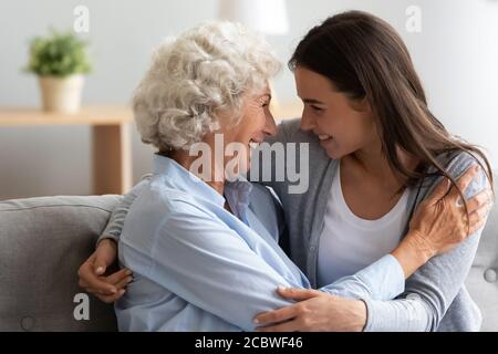 Sopravissuta anziana anziana donna di bufera che sorride bella figlia. Foto Stock