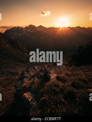 tramonto colorato sulla cima delle alpi austriache - schladminger tauern Foto Stock