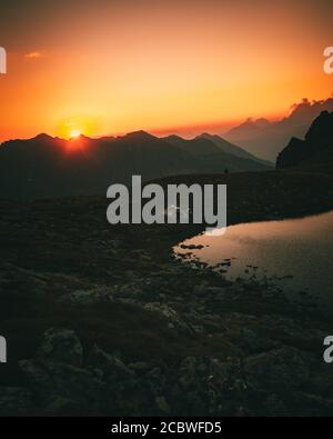 tramonto colorato sulla cima delle alpi austriache - schladminger tauern Foto Stock