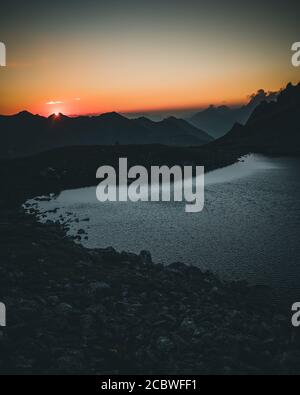 tramonto colorato sulla cima delle alpi austriache - schladminger tauern Foto Stock
