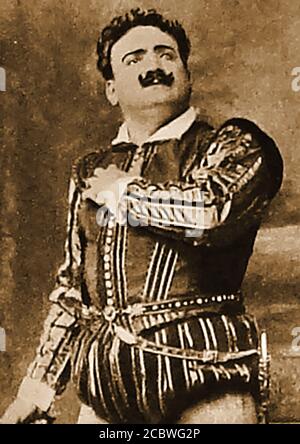 Enrico Caruso (1873-1921) vestito in costume d'epoca. Caruso è stato un tenore operistico italiano di fama internazionale che ha suonato nei principali teatri lirici in Europa e nelle Americhe con i suoi repertori italiani e francesi. Fu uno dei primi cantanti del suo tempo ad essere registrato commercialmente. Fu anche un artista di schizzi e un avido collezionista di francobolli, monete, orologi e cassette di spuntini antichi, nonché un compilatore di libri di rottami. Foto Stock