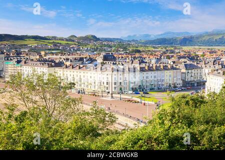 8 agosto 2020: Llandudno, Galles del Nord - una vista sulla città vittoriana, dalla Promenade alla campagna circostante e Snowdonia, dal... Foto Stock