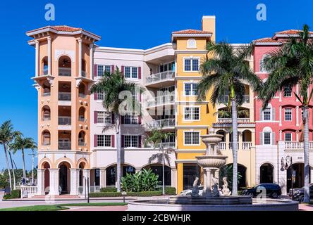 Bayfront, negozi e condomini sul lungomare, Naples, Florida, Stati Uniti d'America. Foto Stock
