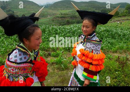 Cina. Provincia di Guizhou. Intorno a Zhijian. Long Horn Miao ragazze in costumi tradizionali che celebrano il Festival estivo. Foto Stock