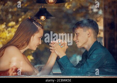 giovane coppia in un appuntamento romantico in tram Foto Stock
