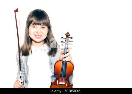 il bambino tiene il violino e sorride. Foto Stock