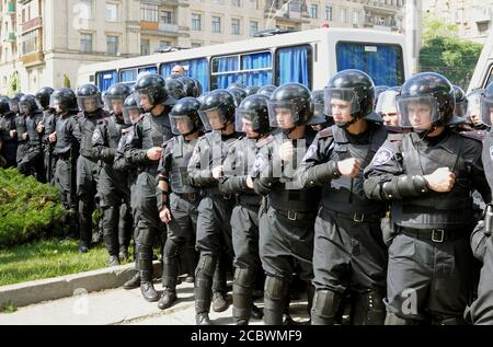 La polizia Ucraina, Militia, prendendo posizione durante la marcia anti LGBTQ. 25 maggio 2013. Kiev Ucraina Foto Stock