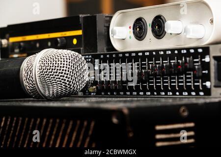 Console mixer Blurred Sound ENGINEER in concerto in interni. Mano di un  tecnico del suono sfocato che usa il cursore del mixer audio che lavora in  scena mostra le prestazioni Foto stock 