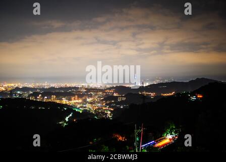 Una veduta notturna di Taipei Foto Stock