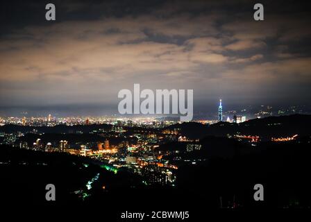 Una veduta notturna di Taipei Foto Stock