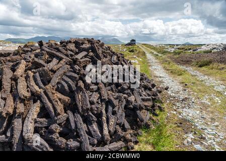 Un mucchio di erba sintetica estratto da una torba in Irlanda rurale Foto Stock