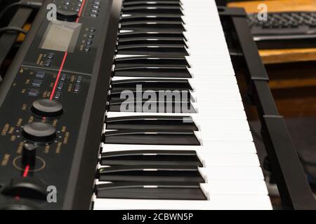 Dettagli di un moderno controller midi tastiera Foto Stock