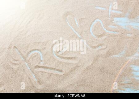 Rilassatevi sulla spiaggia con la scritta a mano. Foto Stock