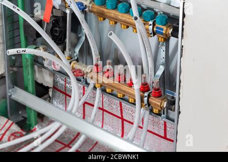 Collettore di comando principale dell'impianto di riscaldamento del pavimento della casa. Foto Stock