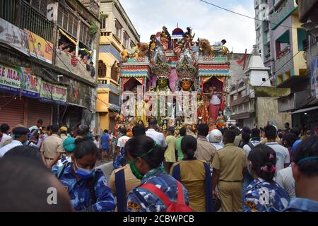 Howrah, India. 16 agosto 2020. RAM-Sita idol insieme ad altre divinità indù sono stati portati al Gange per una grande immersione l'ultima Domenica a Shraavana mese in calendario indiano. Lord Rama e la dea Sita idoli che sono stati adorati da oltre 200 anni a Ramrajatala di Howrah nel Bengala Occidentale. Un gran numero di persone ha osservato la grande processione annuale in mezzo al romanzo Coronavirus (COVID-19) pandemia. (Foto di Biswarup Gangolly/Pacific Press) Credit: Pacific Press Media Production Corp./Alamy Live News Foto Stock