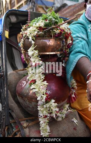 Howrah, India. 16 agosto 2020. RAM-Sita idol insieme ad altre divinità indù sono stati portati al Gange per una grande immersione l'ultima Domenica a Shraavana mese in calendario indiano. Lord Rama e la dea Sita idoli che sono stati adorati da oltre 200 anni a Ramrajatala di Howrah nel Bengala Occidentale. Un gran numero di persone ha osservato la grande processione annuale in mezzo al romanzo Coronavirus (COVID-19) pandemia. (Foto di Biswarup Gangolly/Pacific Press) Credit: Pacific Press Media Production Corp./Alamy Live News Foto Stock