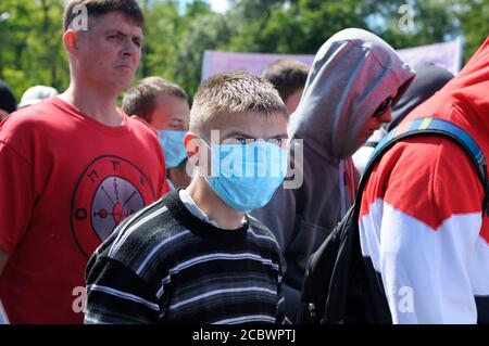 Ucraini, lontani rettisti, ragazzi, marciando in maschere protestando contro la comunità LGBTQ. 25 maggio 2013. Kiev, Ucraina Foto Stock