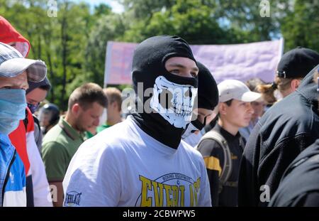 Ucraini, lontani rettisti, ragazzi, marciando in maschere protestando contro la comunità LGBTQ. 25 maggio 2013. Kiev, Ucraina Foto Stock