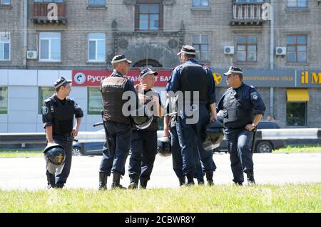 Gruppo di poliziotti in piedi a proprio agio su una strada e comunicando. 25 maggio 2013. Kiev Ucraina Foto Stock